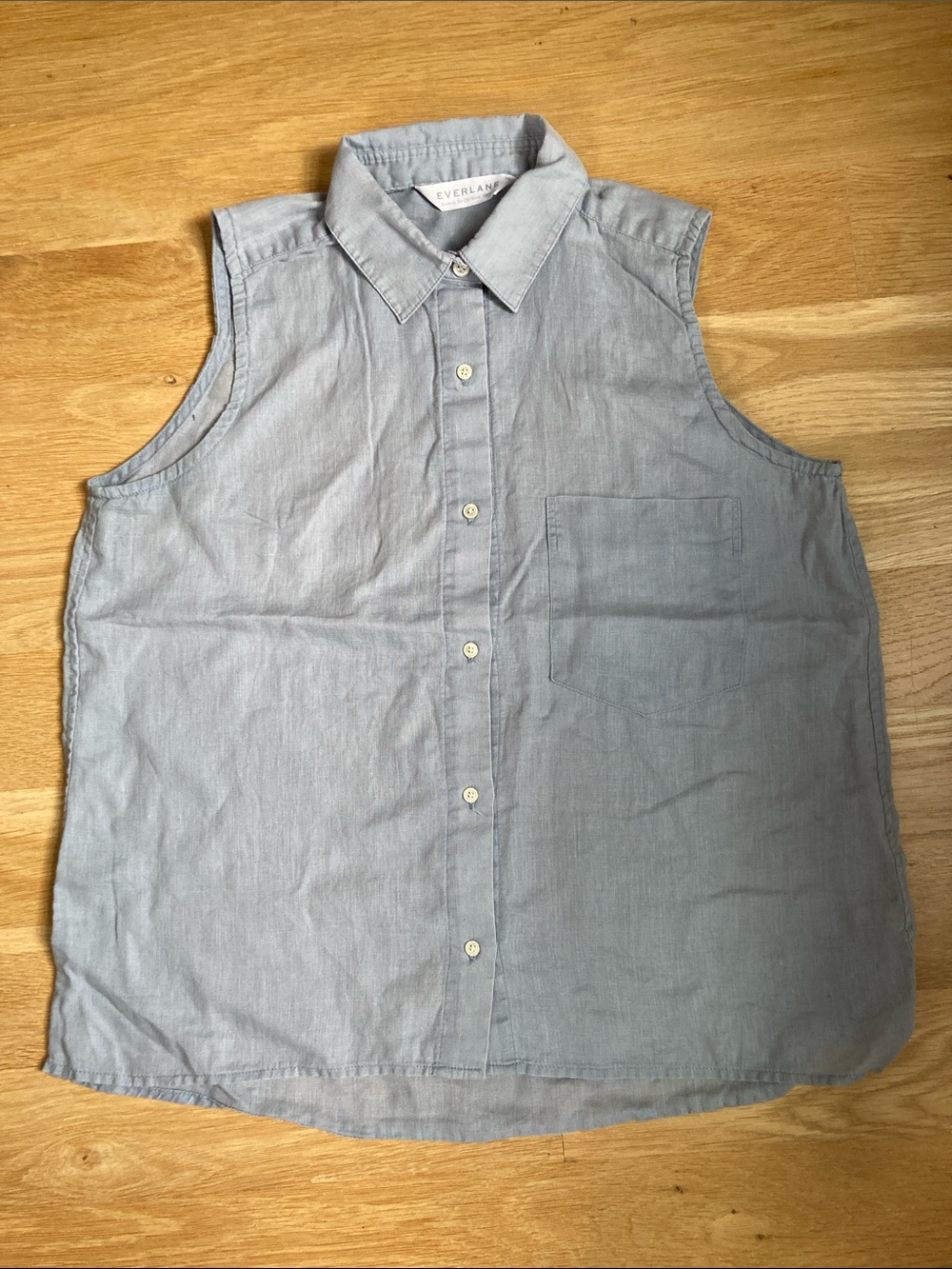 Everlane Women’s Linen Sleeveless Button-Down Shirt